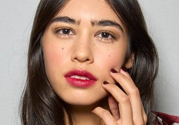 Adiós manicuras pastel: el color de uñas inesperado que domina esta primavera